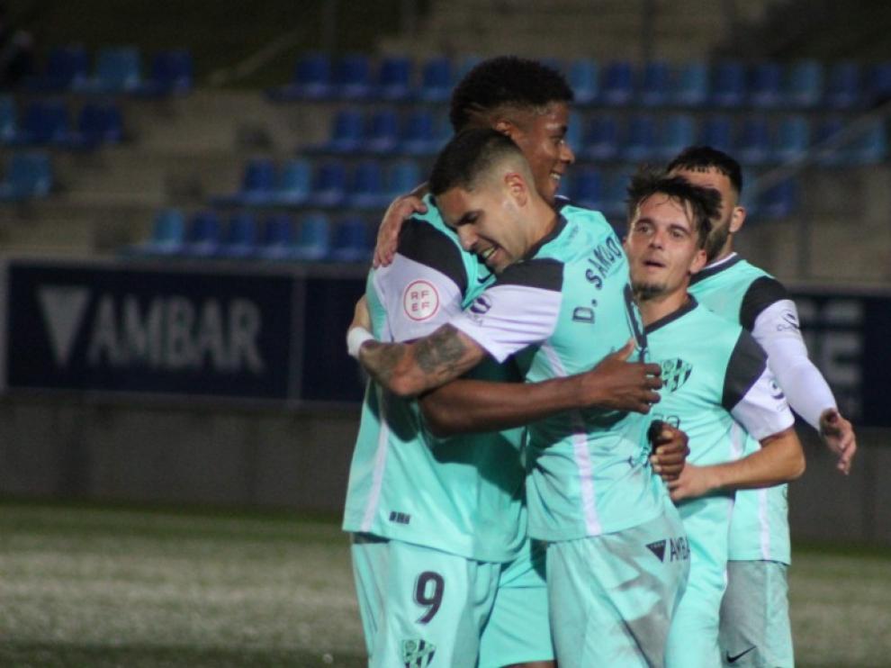 Los jugadores del Huesca B celebran el gol del empate en Badalona, obra de Carlos Kevin.