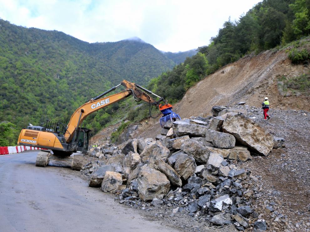 Obras en el Congosto de Ventamillo, por un desprendimiento en Campo el pasado mes de mayo.