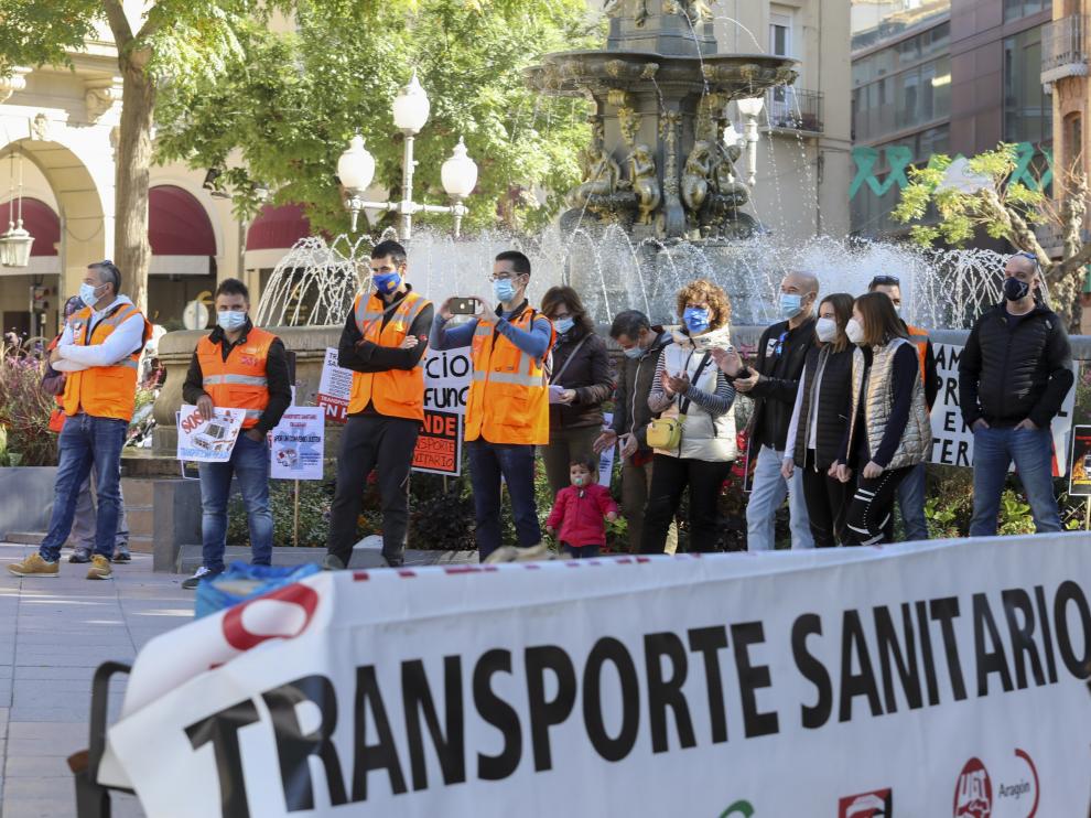 Trabajadores del transporte sanitario, en la concentración de este sábado.
