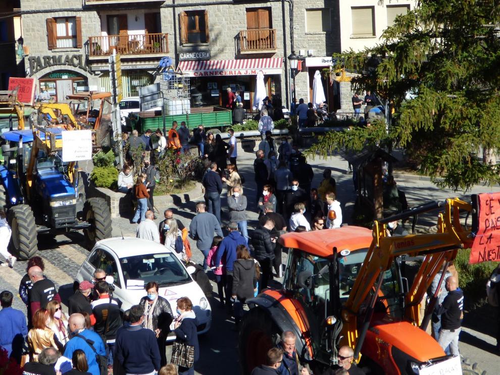 Participantes en la tractorada de protesta, este sábado en Biescas.