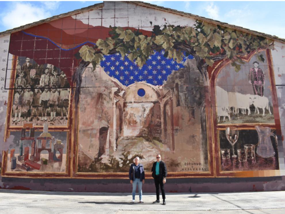 El alcalde y el artista ante el mural.