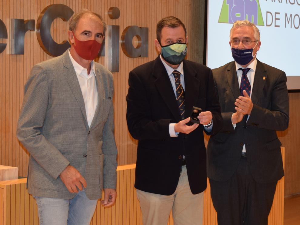 El consejero Joaquín Olona y el presidente de la FAM, Javier Franco, entregan la insignia de la Federación a Luis Masgrau.