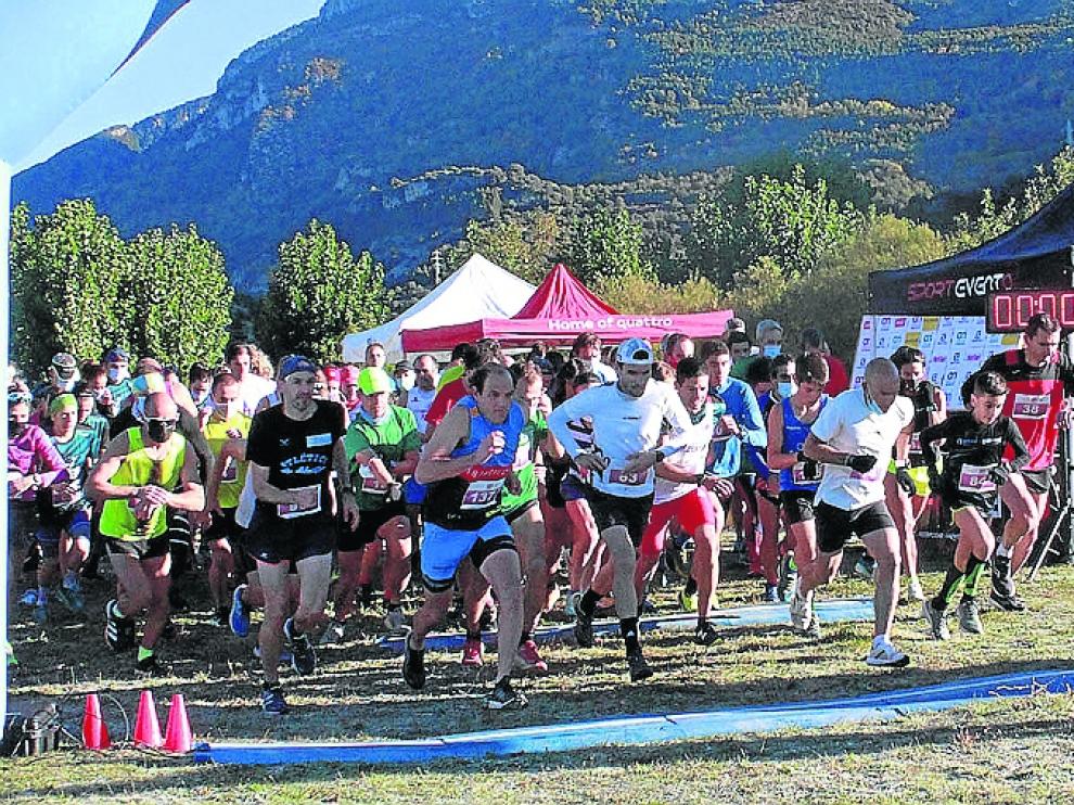Salida de categoría absoluta en el Cross del Juncaral celebrado ayer.