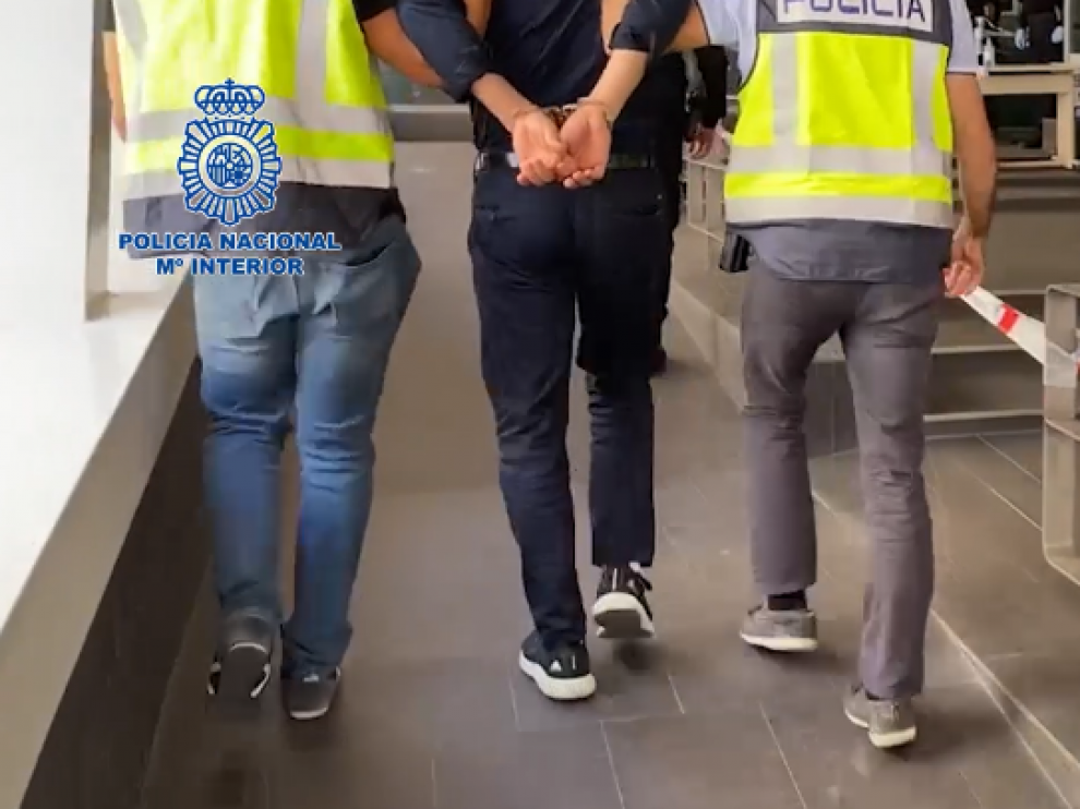 Imagenes del detenido cuando era conducido a dependencias policiales.