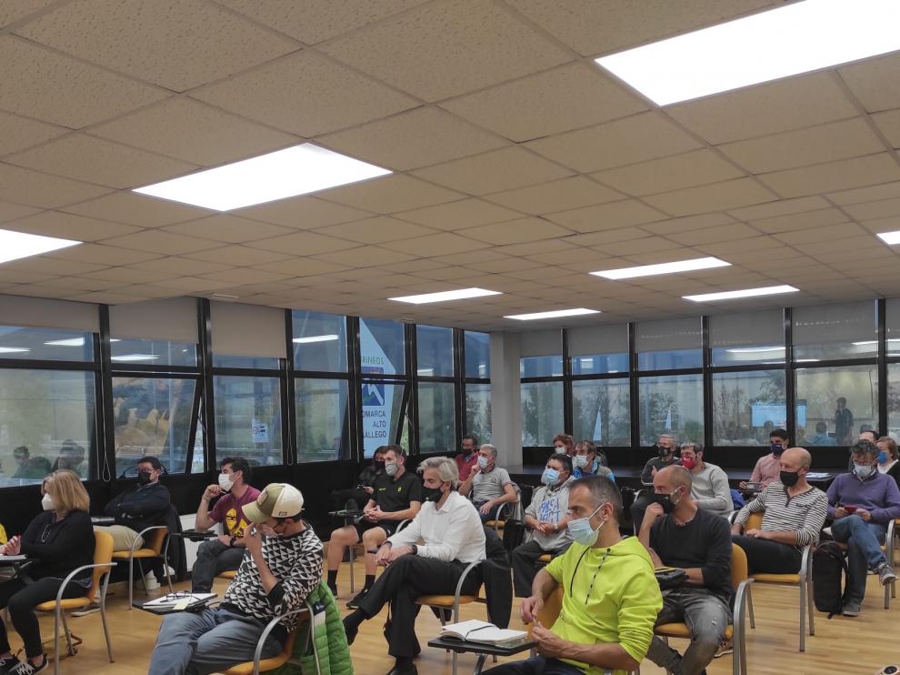 Empresarios, asociaciones y ayuntamientos de ambas comarcas participan en la primera reunión del proyecto.