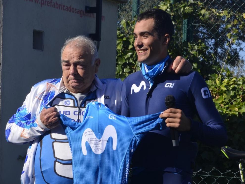 José Antonio Pérez y Sergio Samitier, que le entregó un maillot firmado.