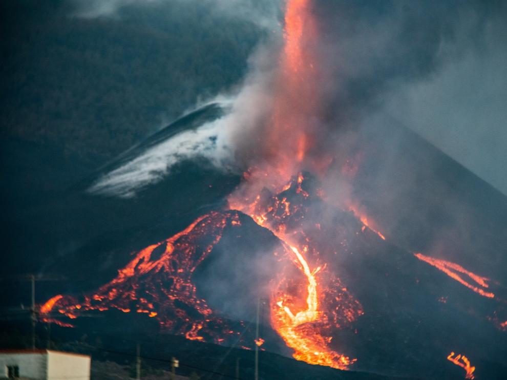 Colada de lava por el cono secundario del volcán Cumbre Vieja