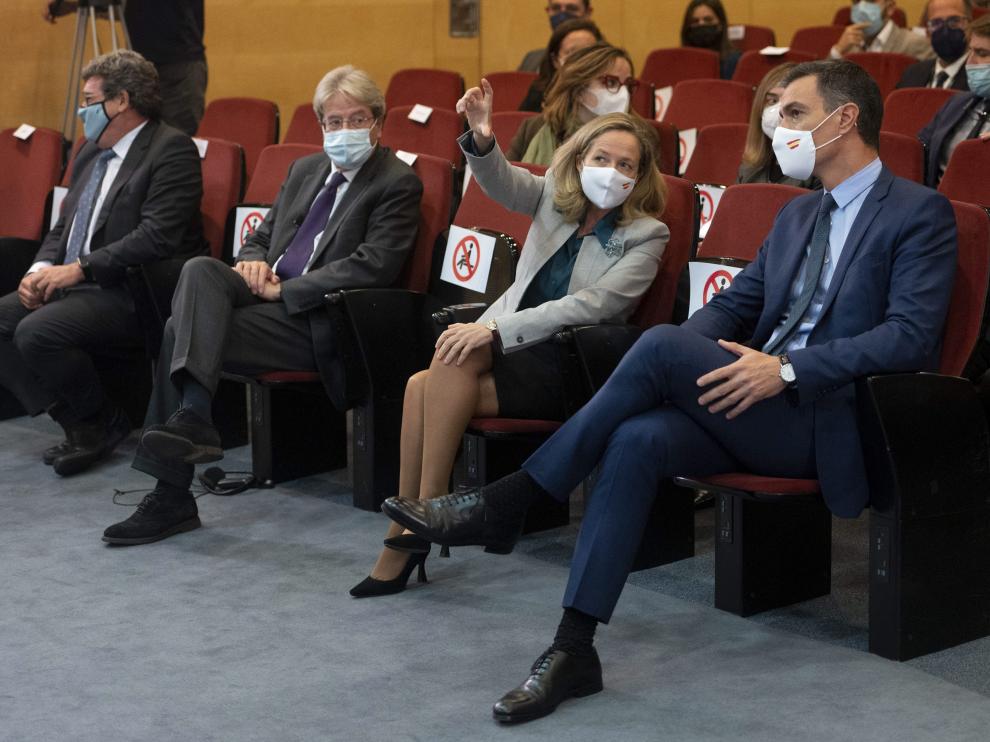El comisario europeo de Economía, la ministra de Asuntos Económicos y el presidente del Gobierno, ayer, en Madrid.