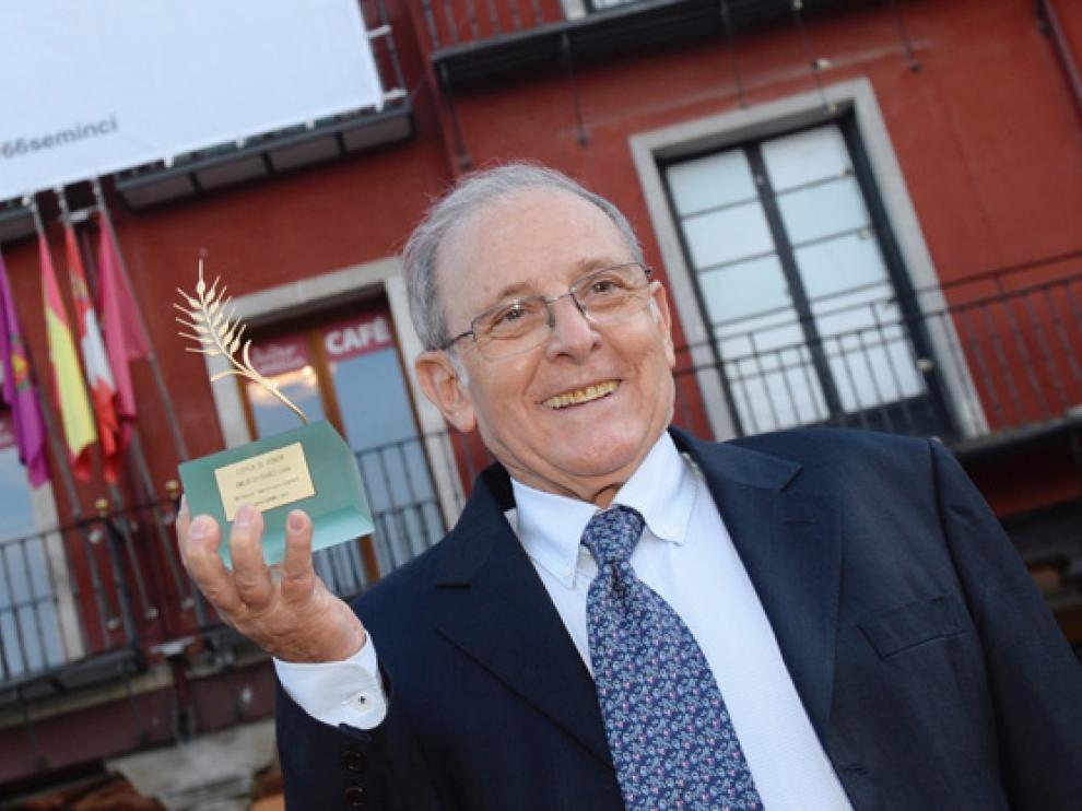 Emilio Gutiérrez Caba posó ayer con su Espiga de Honor en la Seminci de Valladolid.