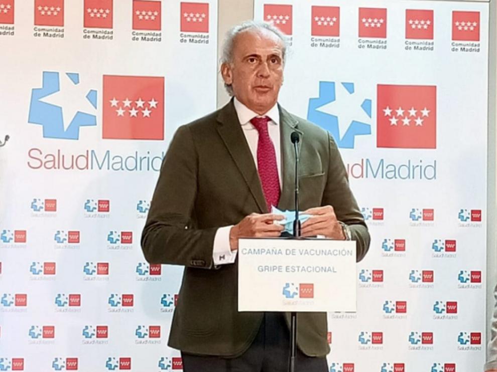 Enrique Ruiz Escudero ha visitado el centro de salud de Barajas