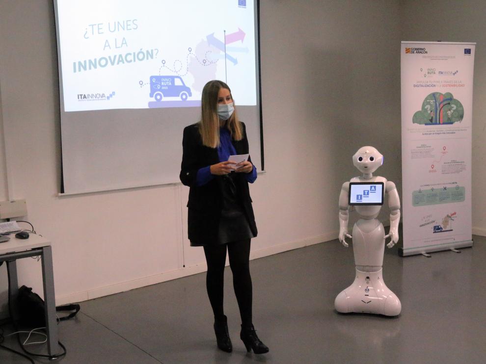 Esther Borao, directora de Itainnova, junto al robot 'Innovación' durante la jornada.