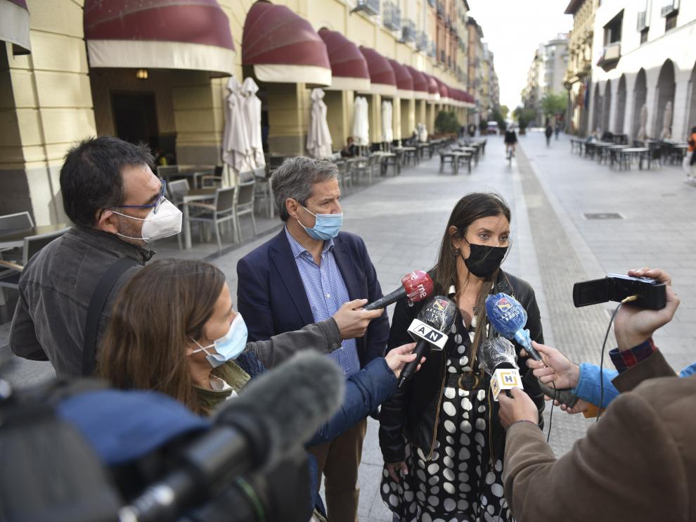 Foto de archivo de un acto de Daniel Pérez Calvo y Sara Giménez en la ciudad de Huesca.