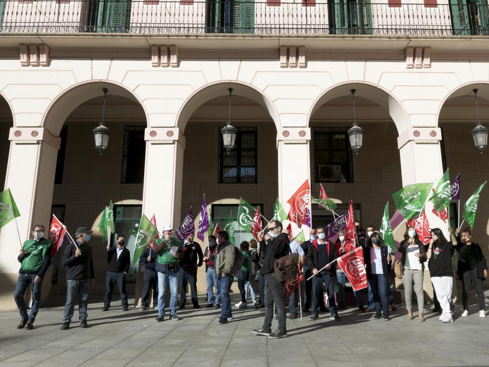 Los sindicatos se concentraron en una de las anteriores reuniones para negociar el convenio.