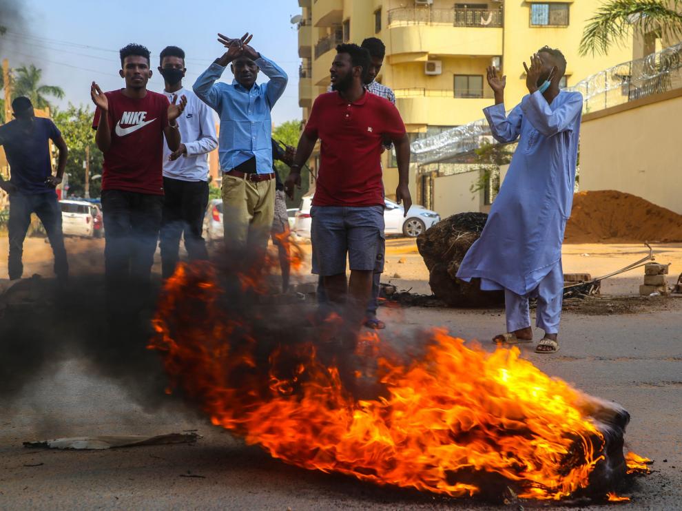 Manifestantes ayer en las calles de la capital en contra del golpe de estado. SUDAN COUP ATTEMPT
