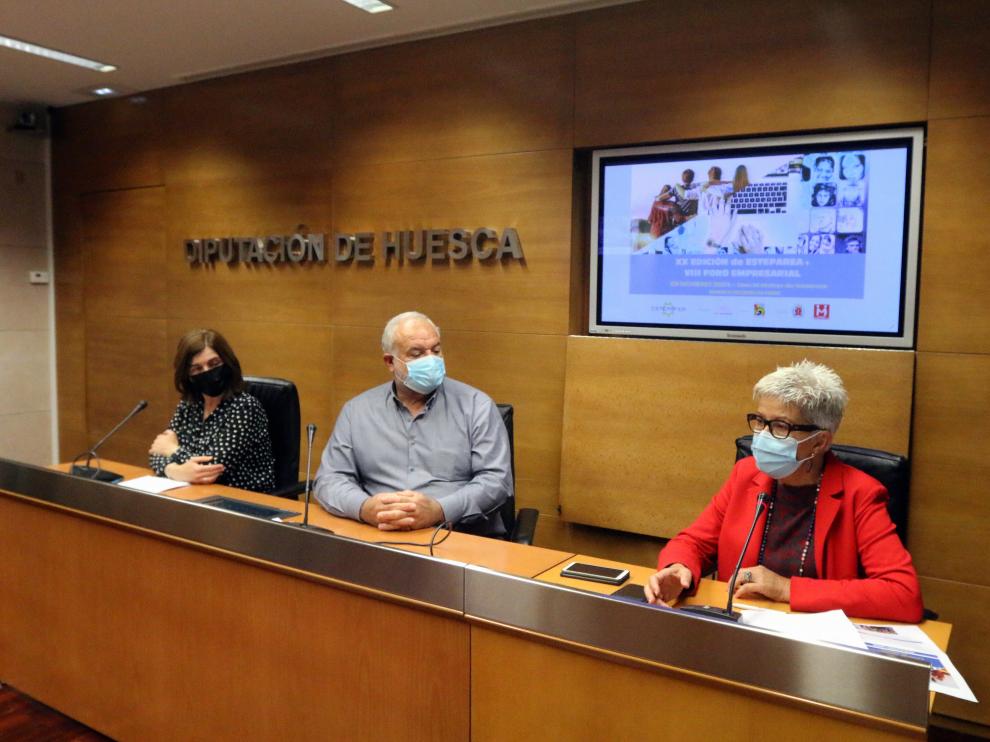De izquierda a derecha, la consejera comarcal de Desarrollo, Montse Ordovás, el presidente de Los Monegros, Armando Sanjuan, y la presidenta de Monegros Empresarial, María Jesús Laguna.