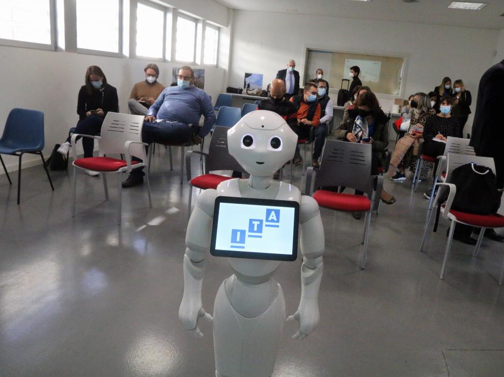 Este simpático robot fue el anfitrión de la jornada.