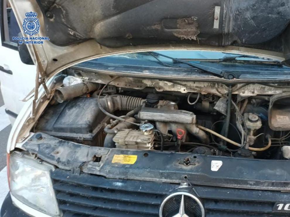Durante un control los agentes notaron que del coche emanaba un fuerte olor a sustancia química.