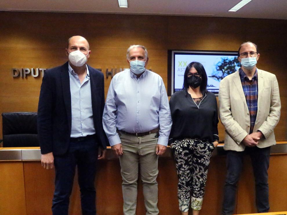 José Mari Giménez, alcalde de Boltaña, Alberto Solanes, presidente de la Agrupación Astronómica de Huesca, María José Clavería, de la Asociación de Empresarios de Sobrarbe, y José Luis Bergua, concejal de Aínsa.