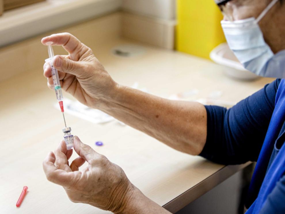 Un sanitario prepara una vacuna para ser inoculada ayer en el área de influencia de La Haya.