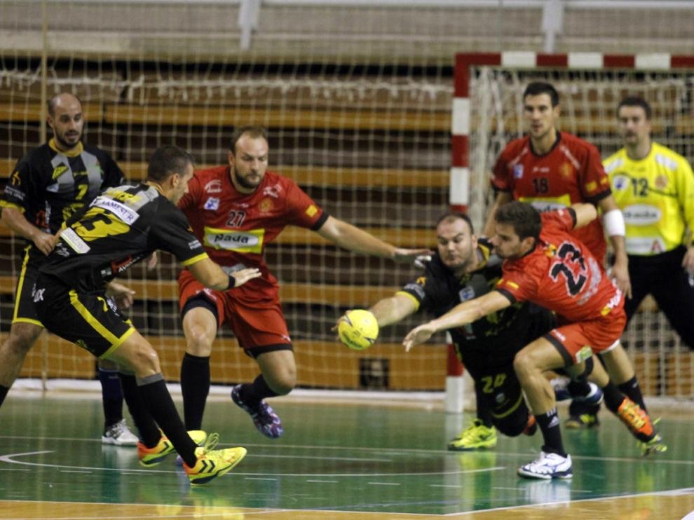 Chispi pasa a Baena, jugando con Puente Genil, en una visita al Palacio de Deportes de Huesca.