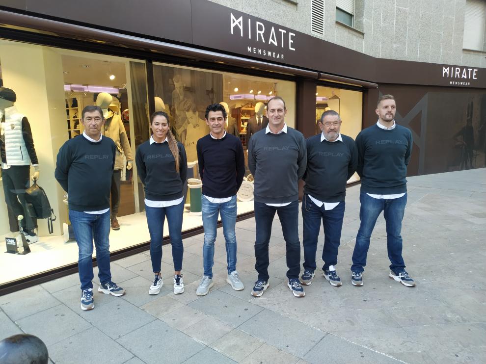 Mírate y Replay visten al cuerpo técnico del Bada Huesca.