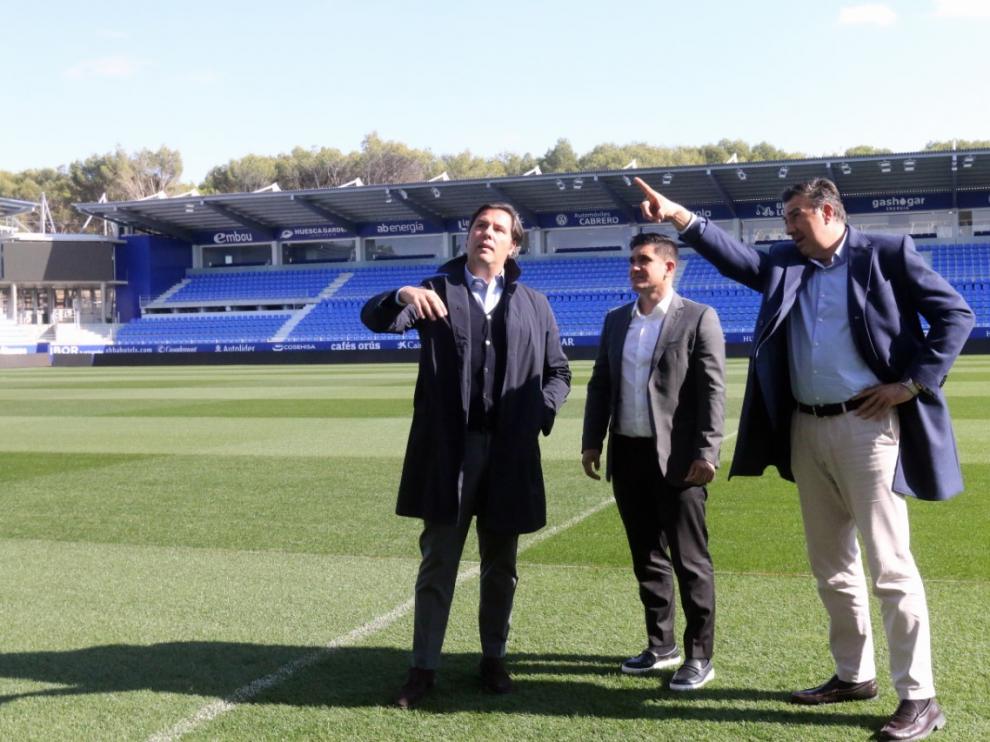 Xisco Muñoz, con Manolo Torres y Rubén García sobre el césped de El Alcoraz.