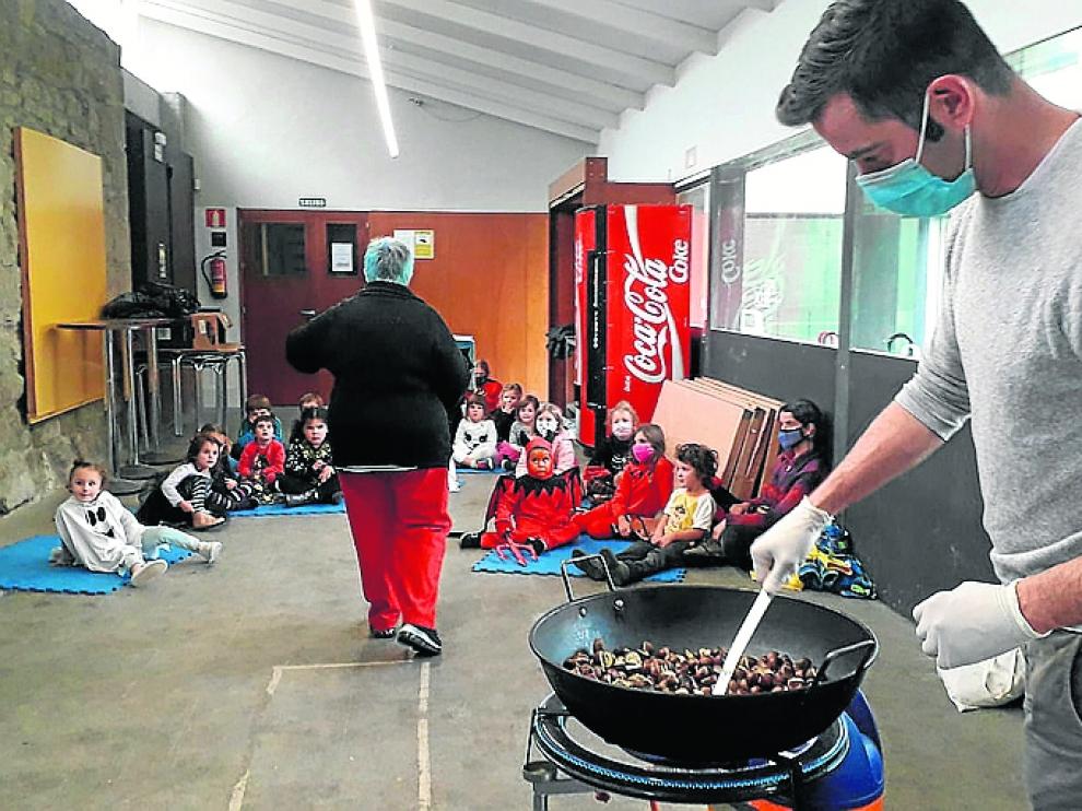 Los más pequeños han disfrutado este viernes de castañas asadas.