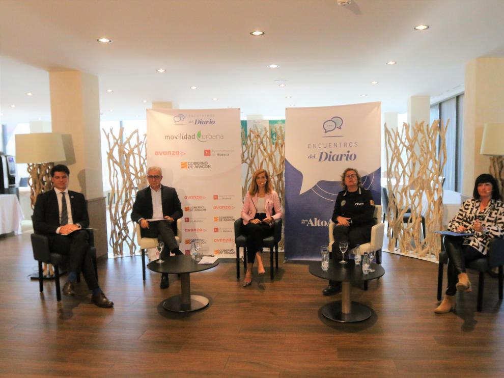 Fermín Serrano, José Ramón Lasierra, Elena Puértolas, Beatriz Rivas y Ana Loriente durante la mesa redonda.
