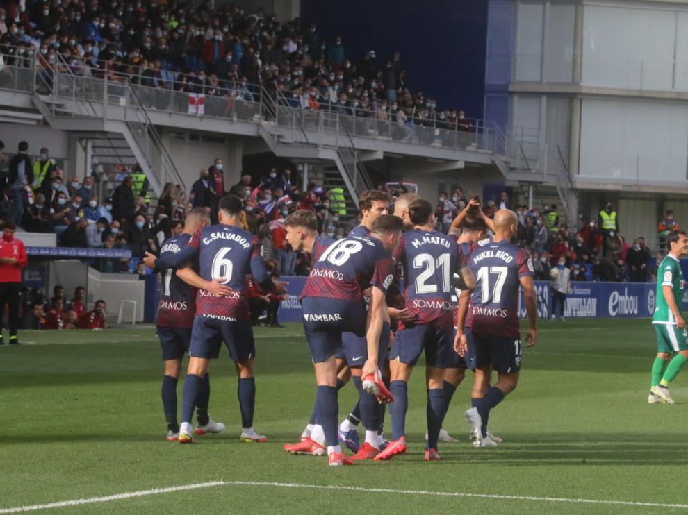 Los jugadores del Huesca celebran el gol ante el Amorebieta.