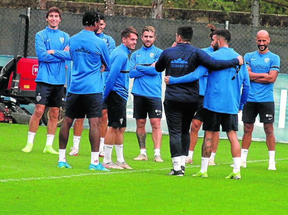 Xisco Muñoz, rodeado por los jugadores ayer al inicio del entrenamiento.
