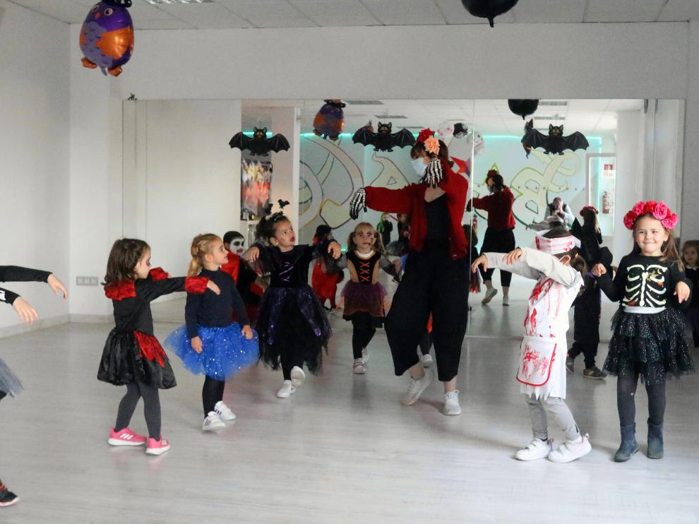 Un grupo de niños disfrazados por Halloween en una de sus clases de danza.