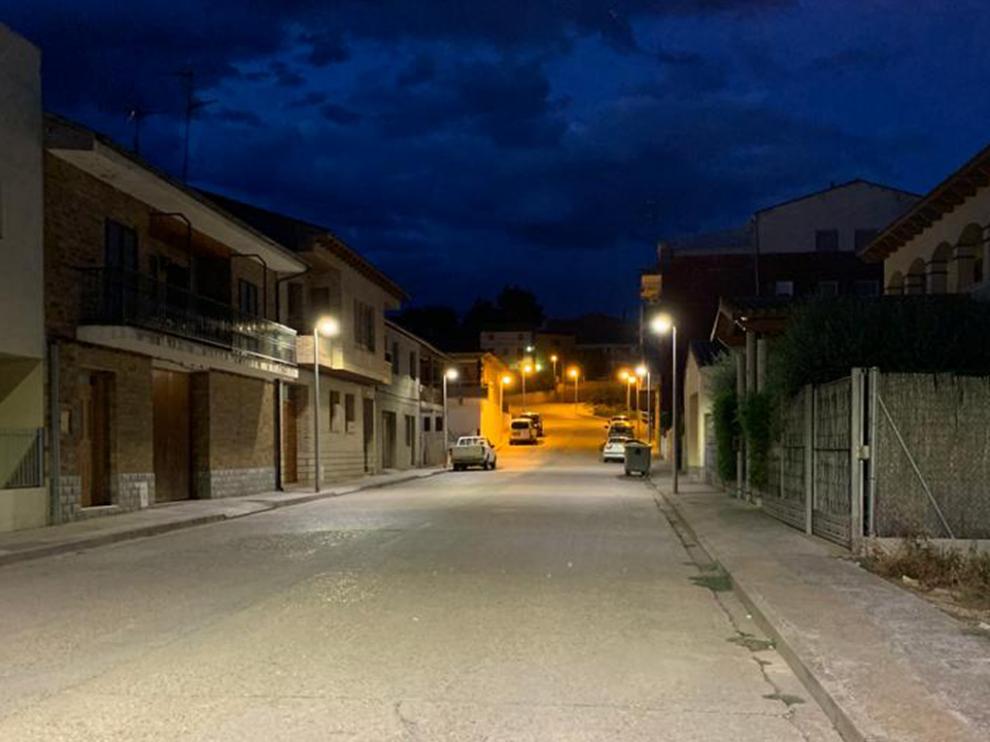 Albalate de Cinca. En primer plano las nuevas luminarias con luz blanca, al fondo las antiguas.