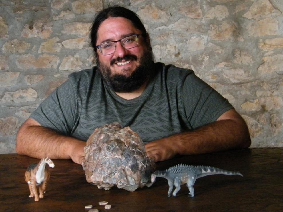 Miguel Moreno-Azanza posa con el primer huevo de dinosaurio recuperado en Loarre.