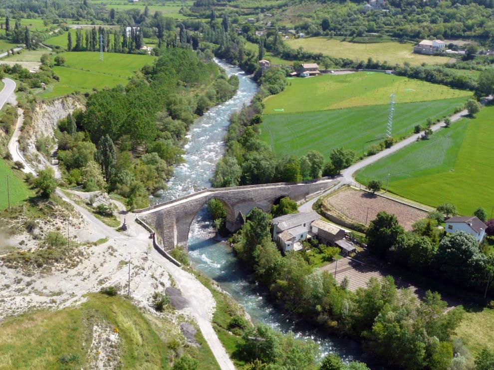 La ribera del río Aragón se vería afectada por la construcción de la variante en la capital jaquesa.
