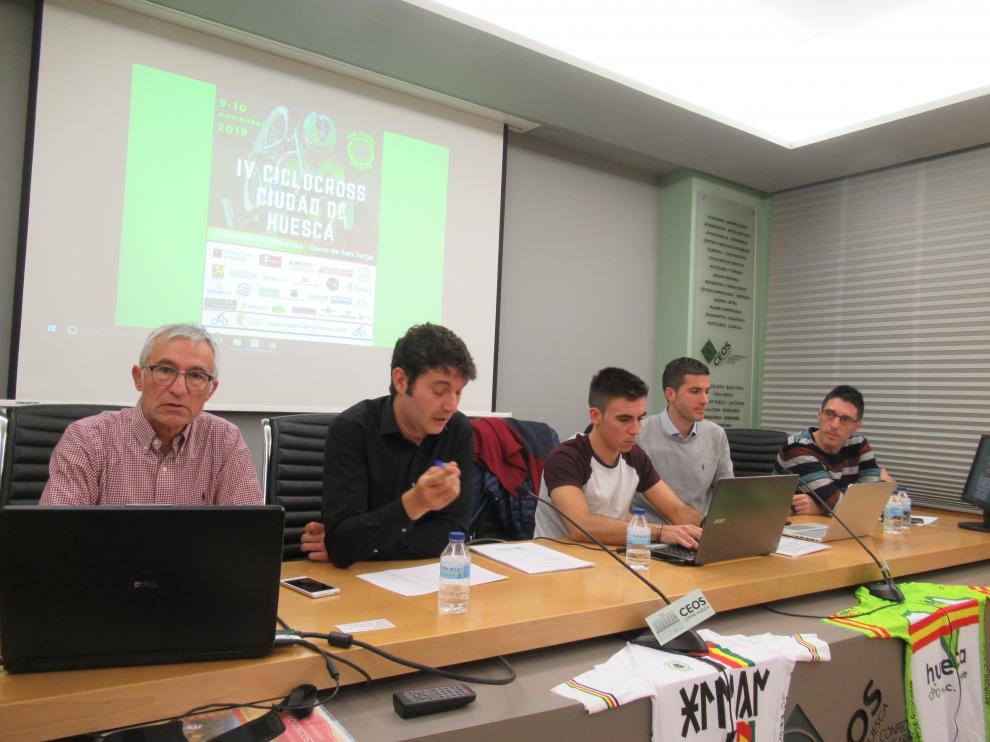 Ballarín, primero por la izquierda, en una asamblea del CC Oscense