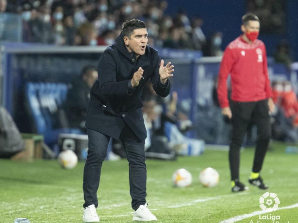 Xisco anima a los suyos en la banda del Toralín