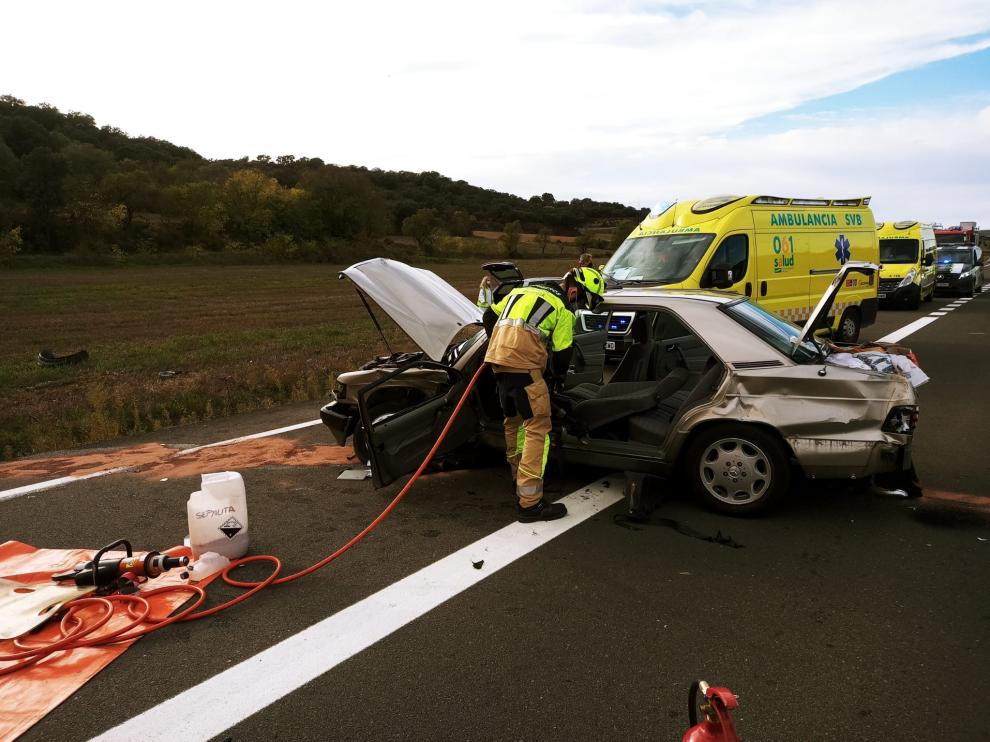 Asistencia a uno de los vehículos implicados en el accidente de Alcampell.