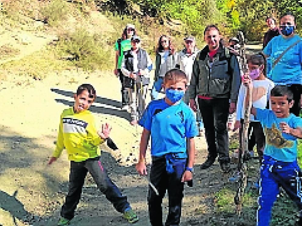 Participantes en una de las salidas medioambientales.