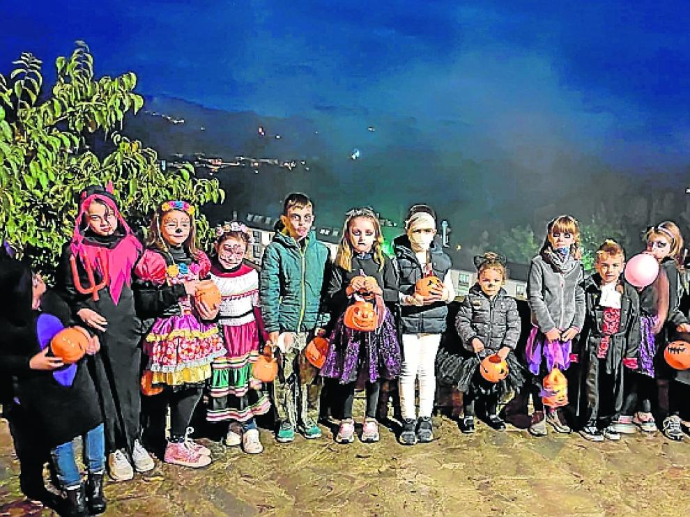 Un grupo de niños y niñas disfrazados en la noche de Halloween en Aínsa.