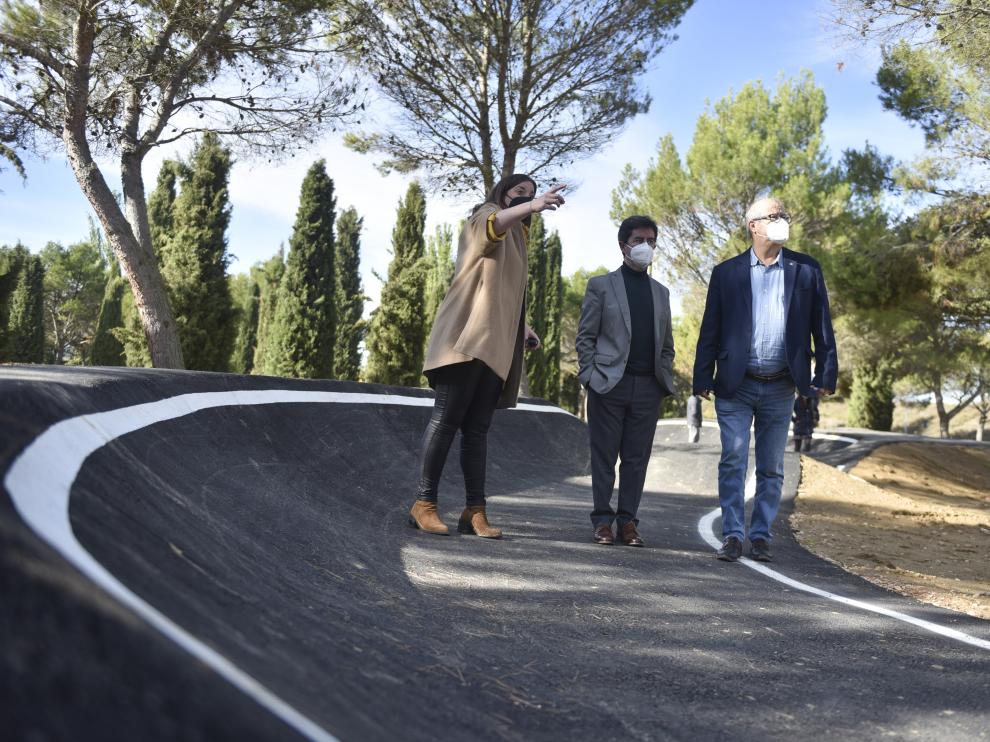 María Rodrigo, Luis Felipe y José María Romance visitando la 'pump track'