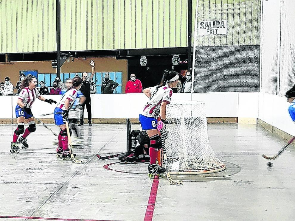 Una jugada del partido disputado en el Multiusos del Sotet de la capital bajocinqueña.