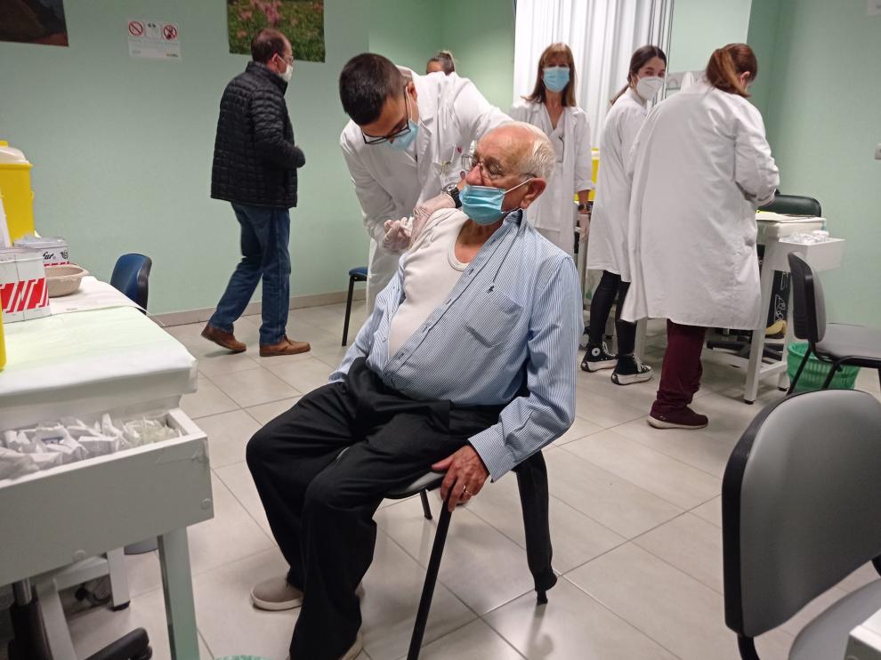 Vacunación en el centro de salud zaragozano de La Almozara.