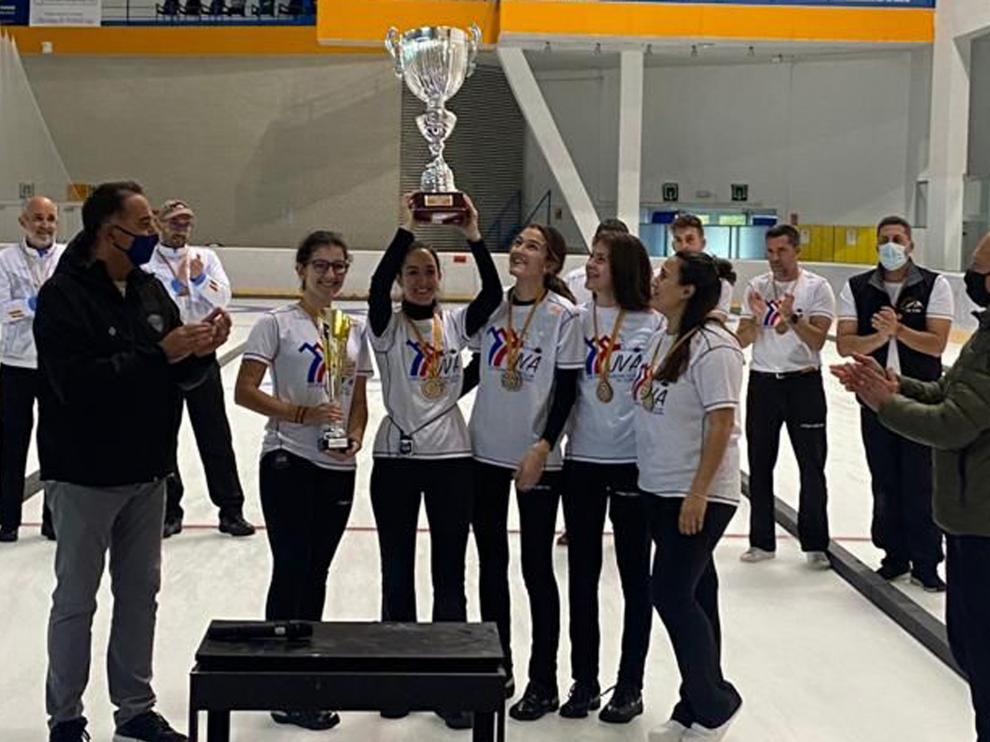 El Jacetania CC 2 levanta el trofeo de campeón de la Aragón Cup.