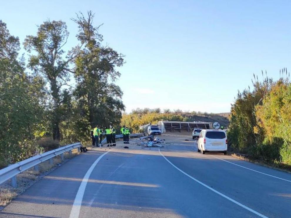 Estado del camión siniestrado de cereal que ha obligado a cortar la A-131 en Ontiñena.