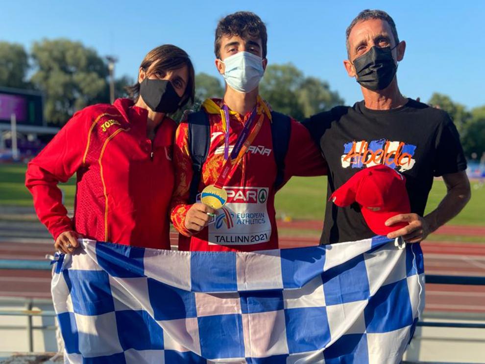 Oriach con sus padres con el oro europeo y la bandera de Albelda