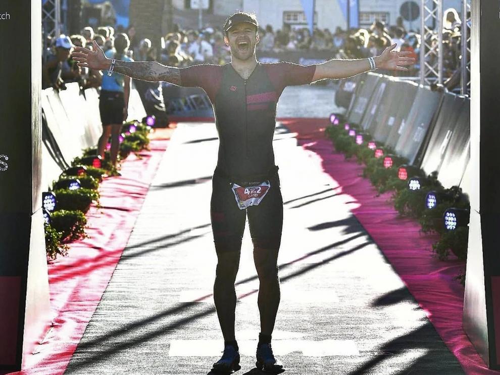 Ramón, en el momento de cruzar la meta de la prueba portuguesa celebrada recientemente.