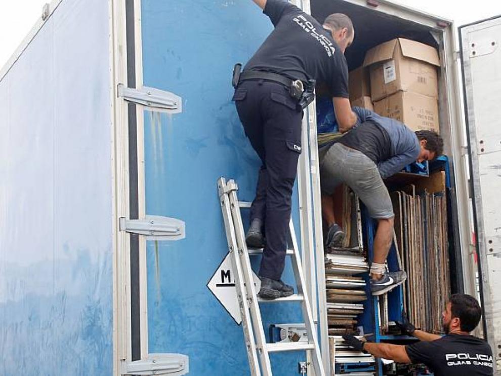 La actuación policial ha permitido interceptar un camión en el que viajaban hacinadas 77 personas.