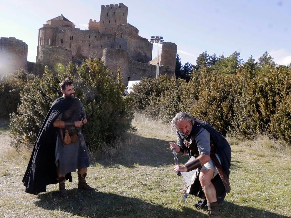 Dos figurantes posan junto al majestuoso Castillo de Loarre.