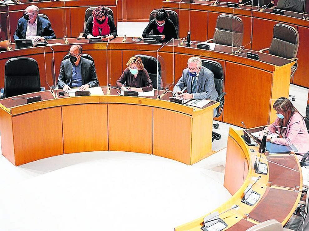 La consejera de Sanidad, Sira Repollés, a la derecha, en el pleno de las Cortes de Aragón de ayer.
