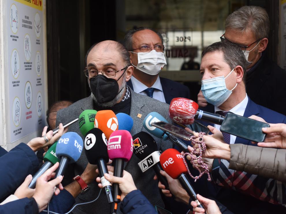El presidente de Aragón, Javier Lambán, hablando con los medios a su salida de Ferraz.